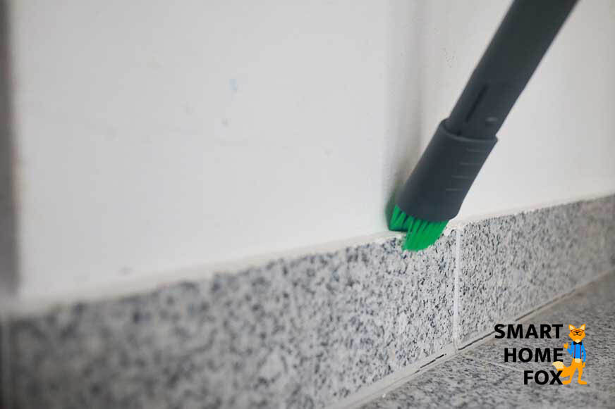 Kleine extra Bürste zum Absaugen der Fußleisten etc.